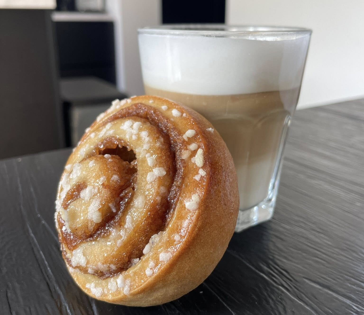 fika koffie met kaneelbroodje